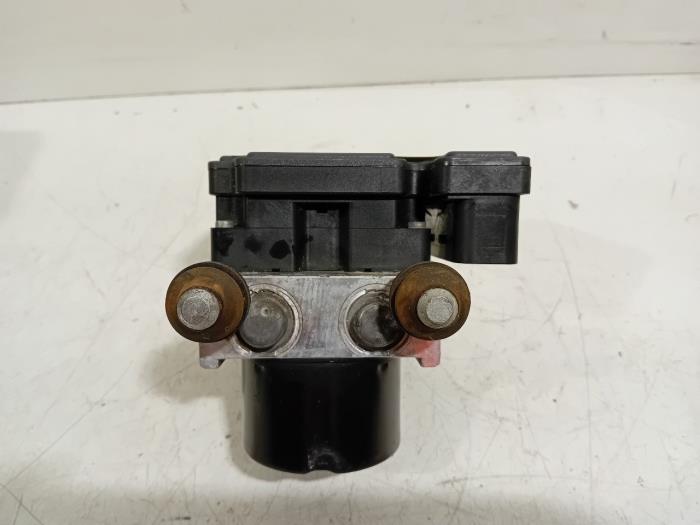 Begagnade ABS-pump Suzuki Swift Pris € 149,95 Marginaltabell erbjuds av Van der Ven Autorecycling B.V.