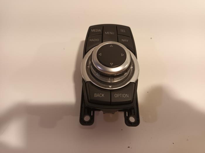 Begagnade Radiokontrollpanel BMW 3-Serie Pris € 145,00 Marginaltabell erbjuds av Van der Ven Autorecycling B.V.