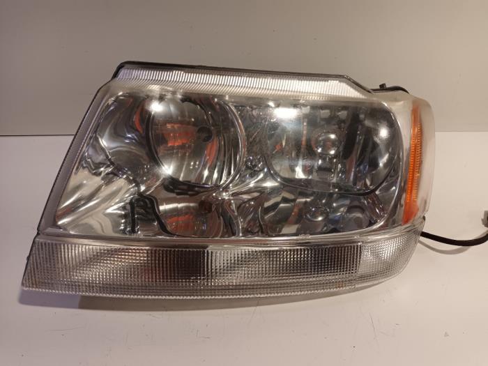 Używane Reflektor lewy Jeep Grand Cherokee Cena € 24,99 Procedura marży oferowane przez Van der Ven Autorecycling B.V.