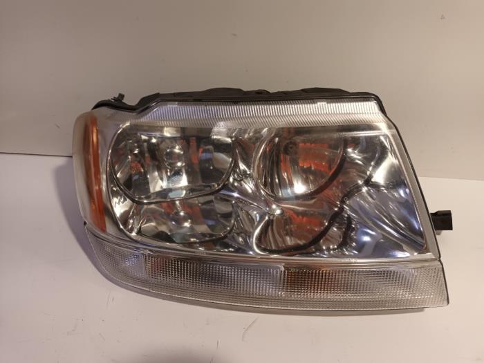 Używane Reflektor prawy Jeep Grand Cherokee Cena € 24,99 Procedura marży oferowane przez Van der Ven Autorecycling B.V.
