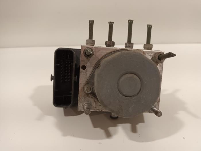 Begagnade ABS-pump Peugeot 107 Pris € 20,00 Marginaltabell erbjuds av Van der Ven Autorecycling B.V.