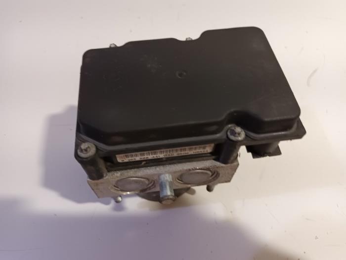 Begagnade ABS-pump Peugeot 107 Pris € 20,00 Marginaltabell erbjuds av Van der Ven Autorecycling B.V.