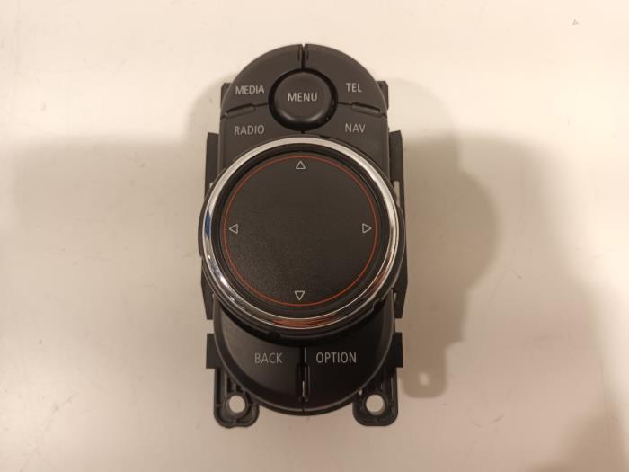 Usagé Panneau de commandes navigation Mini Mini Prix € 140,00 Règlement à la marge proposé par Van der Ven Autorecycling B.V.
