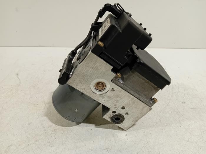 Begagnade ABS-pump Porsche 911 Pris € 440,00 Marginaltabell erbjuds av Van der Ven Autorecycling B.V.
