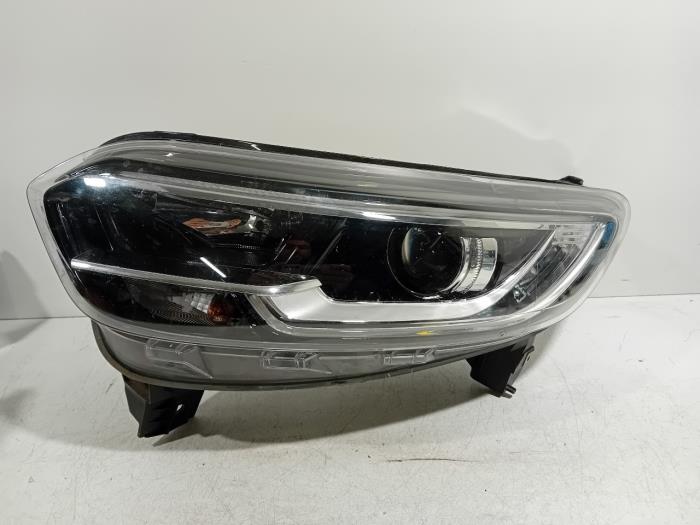 Używane Reflektor lewy Renault Kadjar Cena € 324,99 Procedura marży oferowane przez Van der Ven Autorecycling B.V.