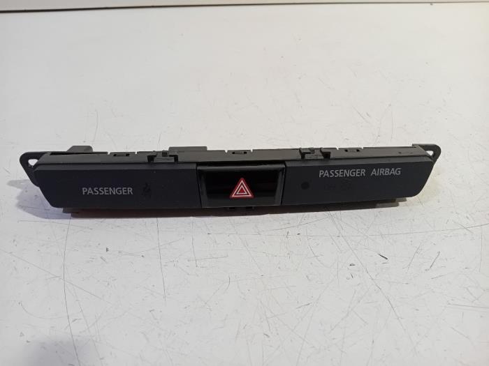 Używane Przelacznik Mitsubishi ASX Cena € 40,00 Procedura marży oferowane przez Van der Ven Autorecycling B.V.