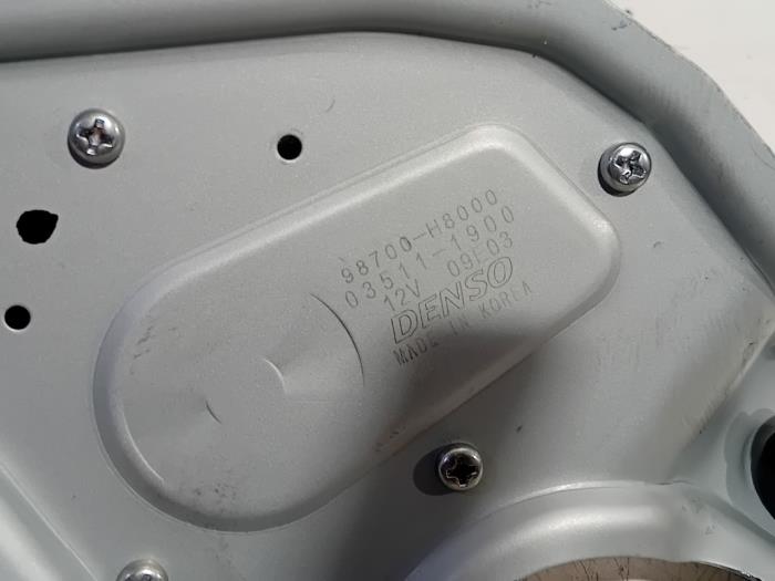 Motor de limpiaparabrisas detrás de un Kia Stonic 2021