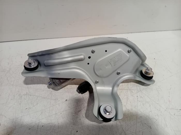 Motor de limpiaparabrisas detrás de un Kia Stonic 2021