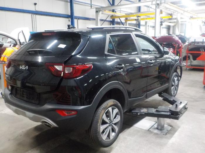 Motor de limpiaparabrisas detrás de un Kia Stonic 2021