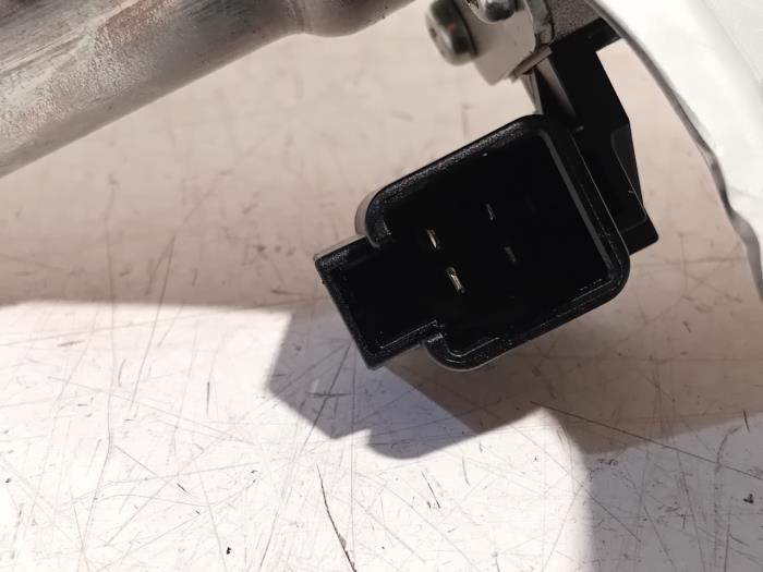 Motor de limpiaparabrisas detrás de un Kia Stonic 2021