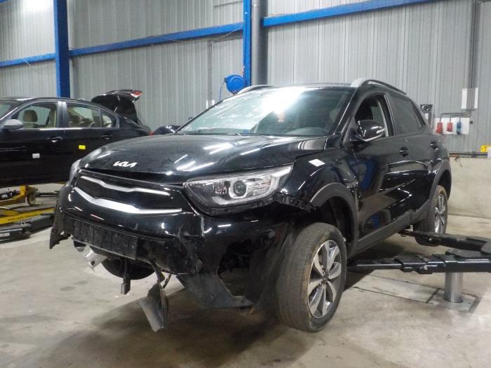 Motor de limpiaparabrisas detrás de un Kia Stonic 2021
