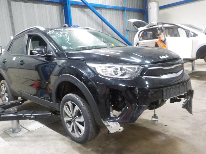 Motor de limpiaparabrisas detrás de un Kia Stonic 2021