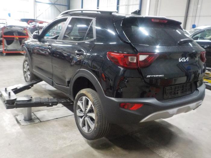 Motor de limpiaparabrisas detrás de un Kia Stonic 2021