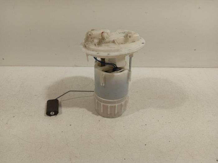 Usagé Pompe à carburant Peugeot 208 Prix € 25,00 Règlement à la marge proposé par Van der Ven Autorecycling B.V.