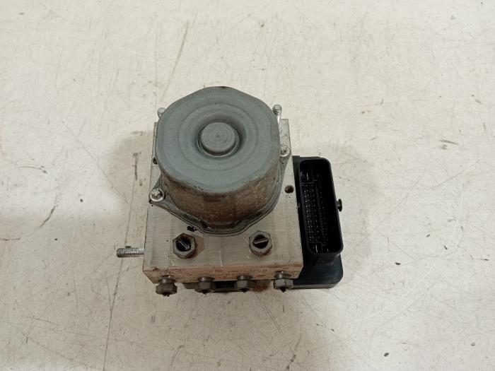 Begagnade ABS-pump Mercedes CLA Pris € 79,00 Marginaltabell erbjuds av Van der Ven Autorecycling B.V.
