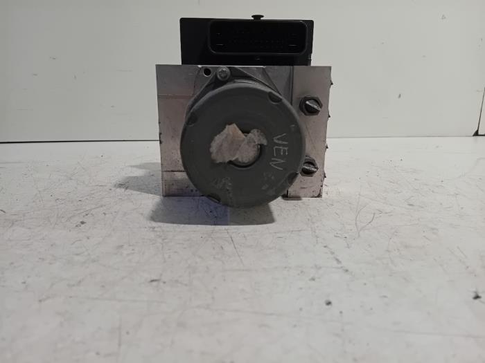 Begagnade ABS-pump Mercedes E-Klasse Pris € 70,00 Marginaltabell erbjuds av Van der Ven Autorecycling B.V.