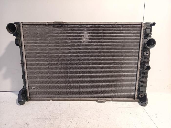 Usagé Radiateur Mercedes E-Klasse Prix € 170,00 Règlement à la marge proposé par Van der Ven Autorecycling B.V.