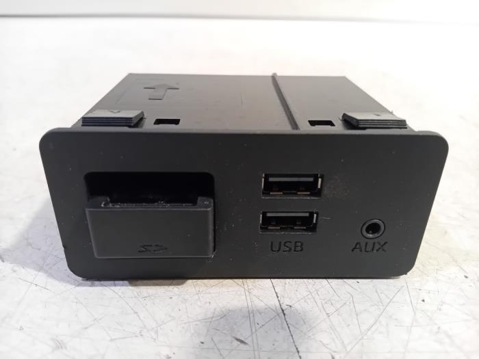 Używane Zlacze AUX/USB Mazda 2. Cena € 20,00 Procedura marży oferowane przez Van der Ven Autorecycling B.V.