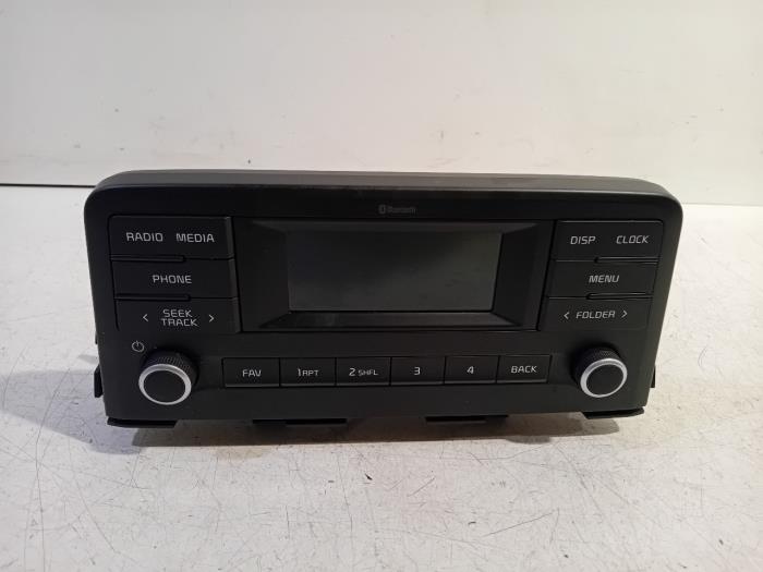 Używane Radio Cena € 99,99 Procedura marży oferowane przez Van der Ven Autorecycling B.V.
