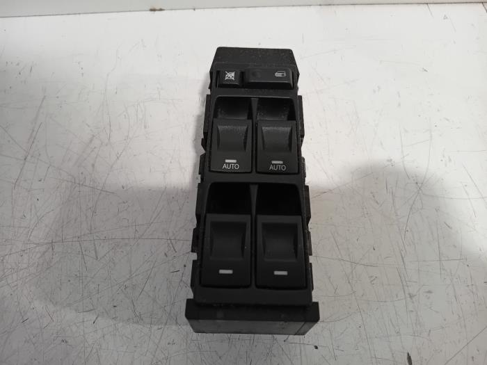 Usados Interruptor de ventanilla eléctrica Chrysler 300 C Precio € 60,00 Norma de margen ofrecido por Van der Ven Autorecycling B.V.