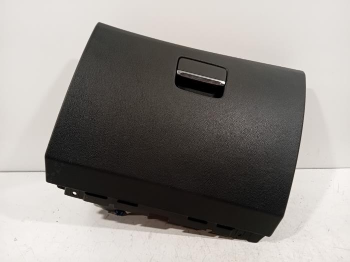 Begagnade Handskfack Mercedes CLA Pris € 70,00 Marginaltabell erbjuds av Van der Ven Autorecycling B.V.