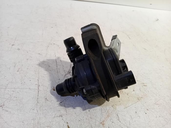 Begagnade Vattenpump Mini ONE Pris € 30,00 Marginaltabell erbjuds av Van der Ven Autorecycling B.V.