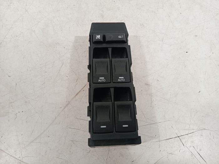 Usados Interruptor de ventanilla eléctrica Chrysler 300 C Precio € 60,00 Norma de margen ofrecido por Van der Ven Autorecycling B.V.