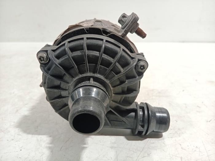 Usagé Pompe à eau Mercedes C-Klasse Prix € 75,00 Règlement à la marge proposé par Van der Ven Autorecycling B.V.