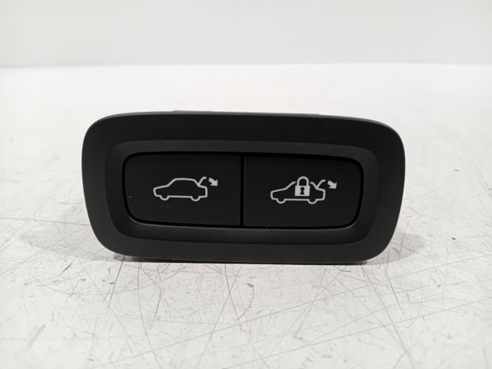 Używane Przelacznik Polestar 2 Cena € 17,00 Procedura marży oferowane przez Van der Ven Autorecycling B.V.