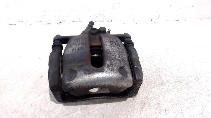 Begagnade Främre bromsok, vänster Mercedes Citan Pris € 18,00 Marginaltabell erbjuds av Van der Ven Autorecycling B.V.