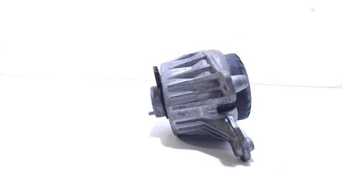 Usagé Support moteur Mercedes C-Klasse Prix € 15,00 Règlement à la marge proposé par Van der Ven Autorecycling B.V.