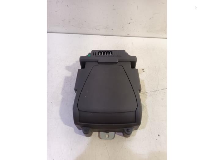 Gebrauchte Frontscheibenanzeige Peugeot 3008 Preis € 60,00 Margenregelung angeboten von Van der Ven Autorecycling B.V.