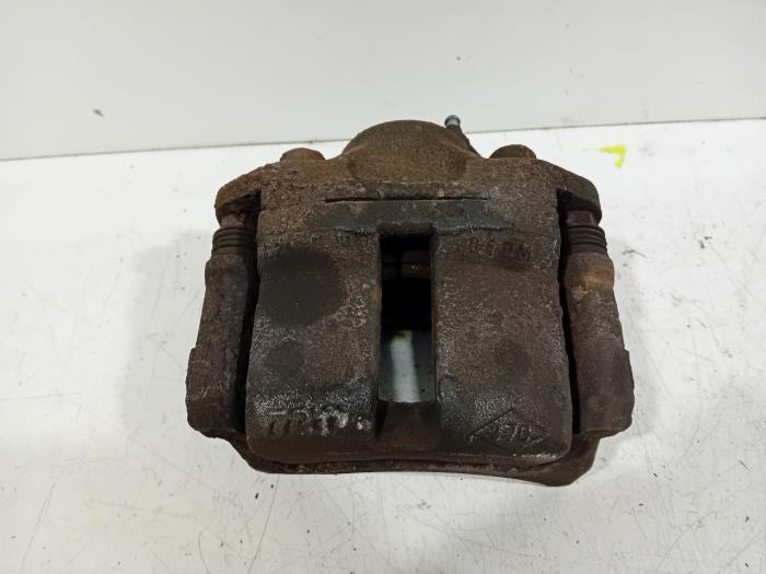 Gebrauchte Bremszange links vorne Renault Twingo Preis € 25,00 Margenregelung angeboten von Van der Ven Autorecycling B.V.