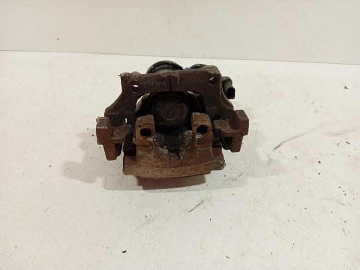 Gebrauchte Bremszange links hinten Mercedes C-Klasse Preis € 35,00 Margenregelung angeboten von Van der Ven Autorecycling B.V.