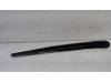 Brazo de limpiaparabrisas detrás de un Opel Corsa 2015