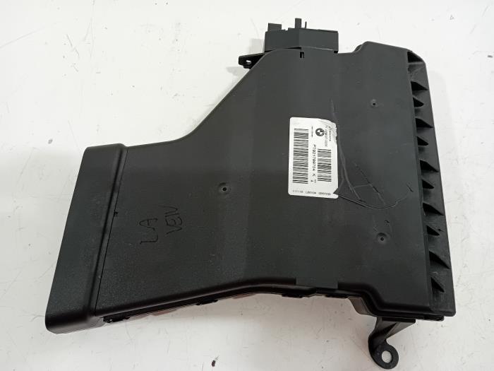 Używane Element grzewczy BMW 5-Serie Cena € 20,00 Procedura marży oferowane przez Van der Ven Autorecycling B.V.
