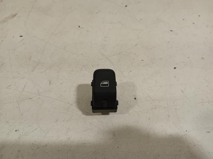 Usados Interruptor de ventanilla eléctrica Audi Q3 Precio € 10,00 Norma de margen ofrecido por Van der Ven Autorecycling B.V.