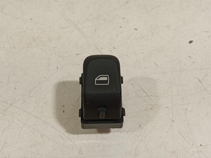 Usados Interruptor de ventanilla eléctrica Audi Q3 Precio € 10,00 Norma de margen ofrecido por Van der Ven Autorecycling B.V.