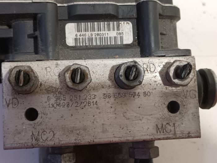 ABS Pumpe van een Peugeot RCZ 2011
