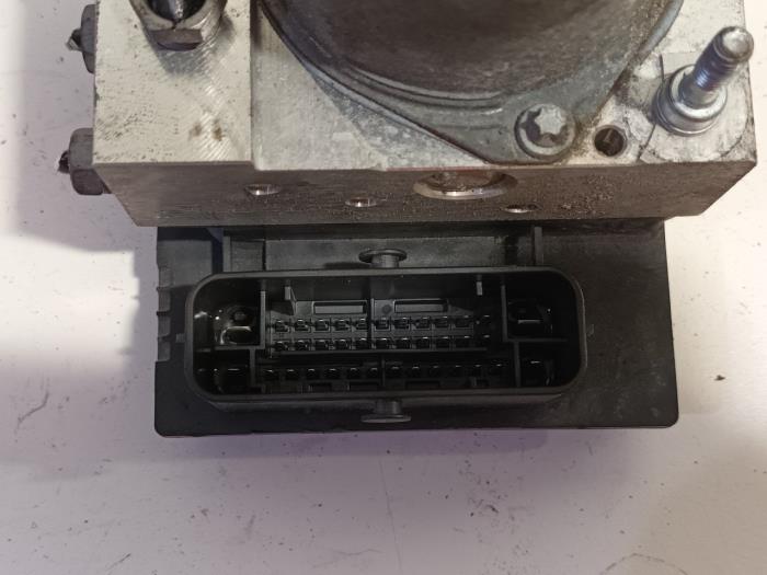 ABS Pumpe van een Peugeot RCZ 2011