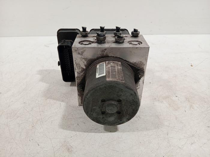 Begagnade ABS-pump Mercedes ML-Klasse Pris € 250,00 Marginaltabell erbjuds av Van der Ven Autorecycling B.V.