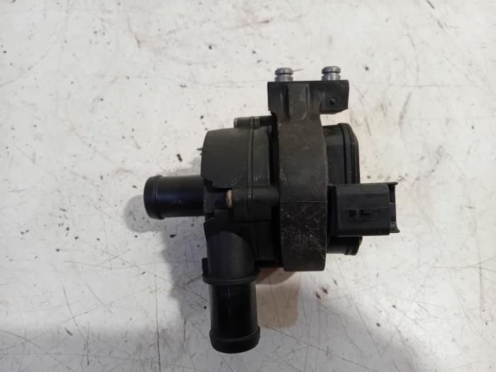 Usagé Pompe à eau Renault Megane Prix € 20,00 Règlement à la marge proposé par Van der Ven Autorecycling B.V.