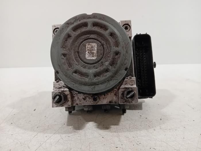 Begagnade ABS-pump Skoda Superb Pris € 50,00 Marginaltabell erbjuds av Van der Ven Autorecycling B.V.