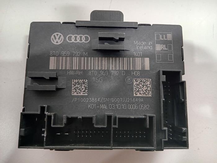 Używane Modul centralnego zamka Audi RS5 Cena € 31,00 Procedura marży oferowane przez Van der Ven Autorecycling B.V.