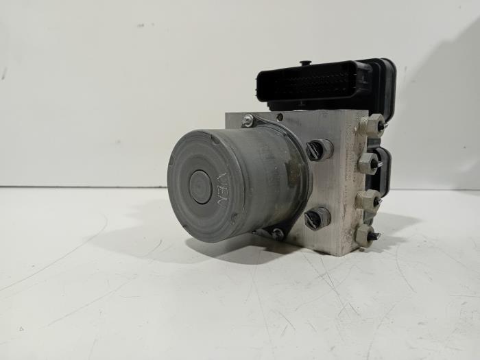 Usagé Bloc ABS Volvo XC40 Prix € 270,00 Règlement à la marge proposé par Van der Ven Autorecycling B.V.