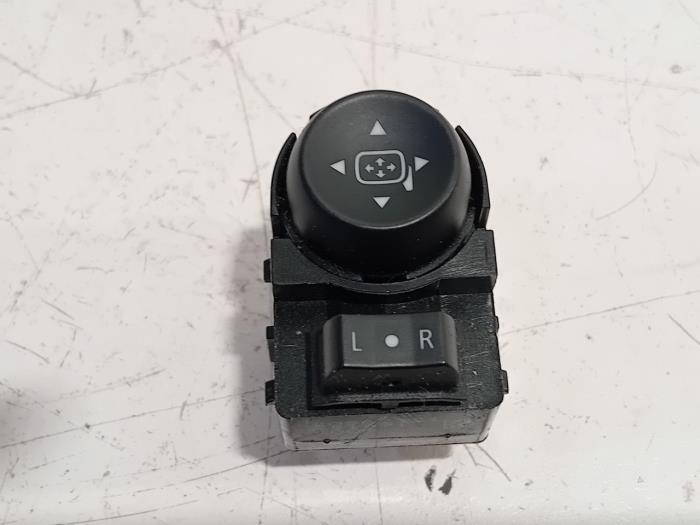 Usados Interruptor de retrovisor Opel Ampera Precio € 45,00 Norma de margen ofrecido por Van der Ven Autorecycling B.V.