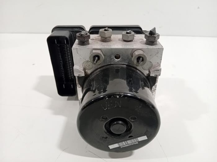 Begagnade ABS-pump Volvo V60 Pris € 255,00 Marginaltabell erbjuds av Van der Ven Autorecycling B.V.