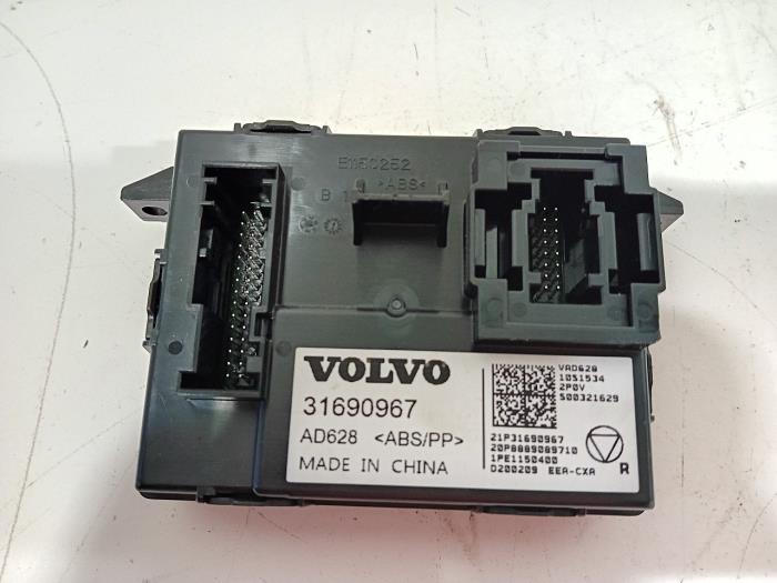 Używane Modul climatronic Volvo XC40 Cena € 75,00 Procedura marży oferowane przez Van der Ven Autorecycling B.V.