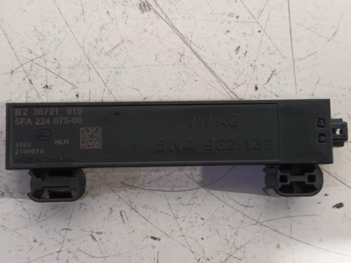 Używane Antena Audi RS3 Cena € 17,00 Procedura marży oferowane przez Van der Ven Autorecycling B.V.