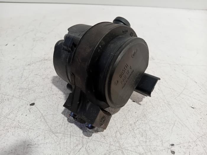 Usagé Pompe à eau Renault Megane Prix € 21,00 Règlement à la marge proposé par Van der Ven Autorecycling B.V.